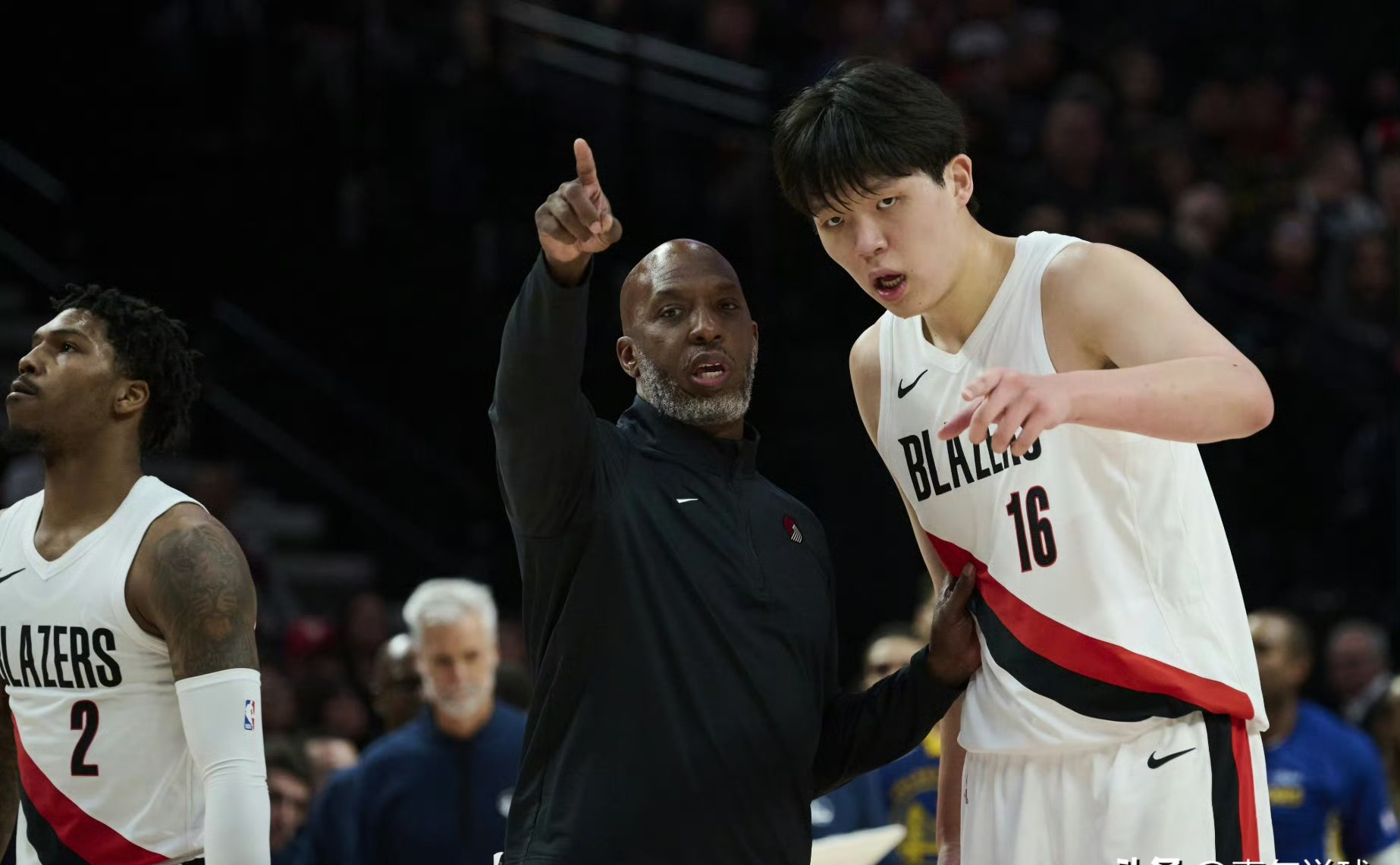 NBA常规赛清晨再迎强敌;波特兰开拓者绝杀压哨;主帅态度——球迷炸锅;年轻球员得到机会的简单介绍 NBA常规赛清晨再迎强敌;波特兰开拓者绝杀压哨;主帅态度——球迷炸锅;年轻球员得到机会的简单介绍